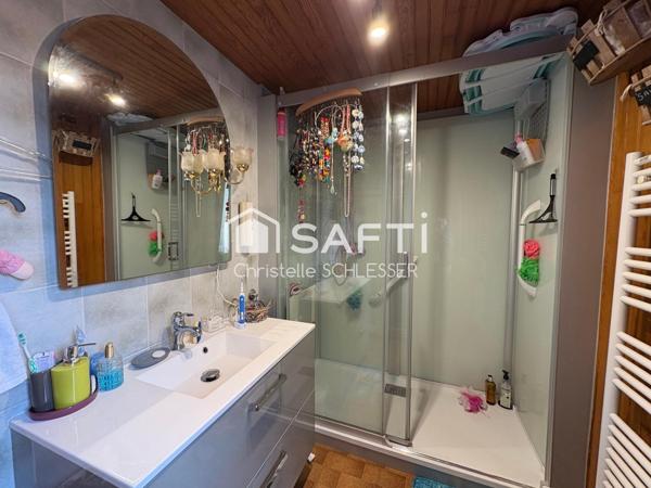 Jolie maison de cité bien entretenue avec trois chambres, grenier aménageable, garage et extérieur