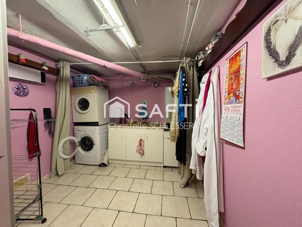 Jolie maison de cité bien entretenue avec trois chambres, grenier aménageable, garage et extérieur