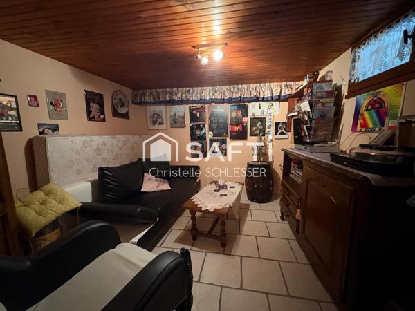 Jolie maison de cité bien entretenue avec trois chambres, grenier aménageable, garage et extérieur