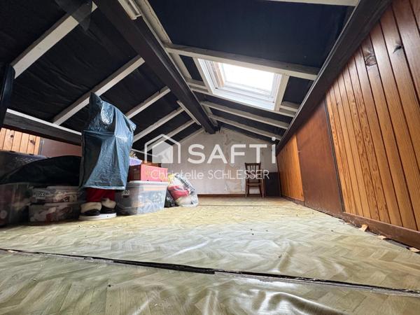 Jolie maison de cité bien entretenue avec trois chambres, grenier aménageable, garage et extérieur