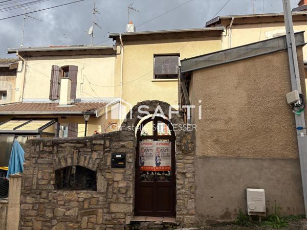 Jolie maison de cité bien entretenue avec trois chambres, grenier aménageable, garage et extérieur