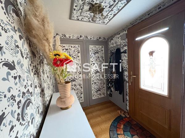 Jolie maison de cité bien entretenue avec trois chambres, grenier aménageable, garage et extérieur