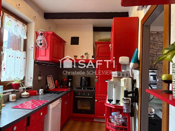 Jolie maison de cité bien entretenue avec trois chambres, grenier aménageable, garage et extérieur