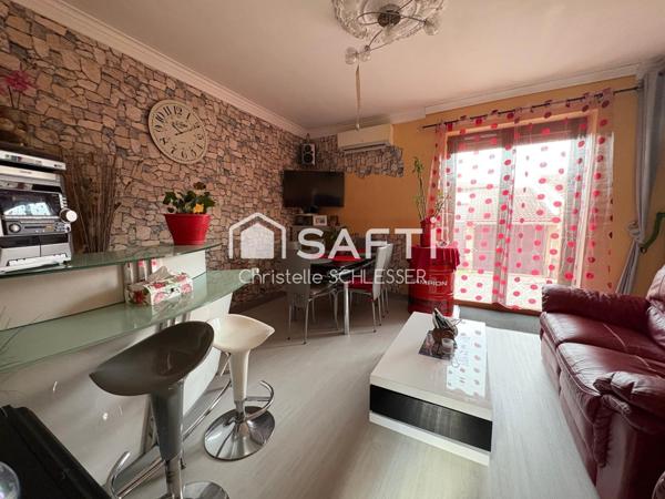 Jolie maison de cité bien entretenue avec trois chambres, grenier aménageable, garage et extérieur