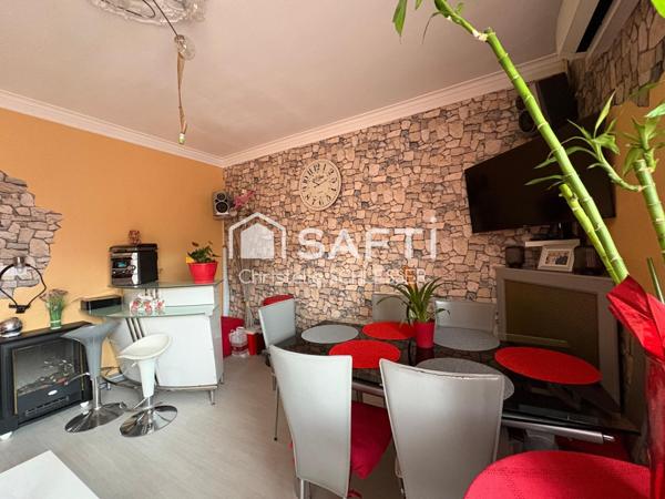 Jolie maison de cité bien entretenue avec trois chambres, grenier aménageable, garage et extérieur