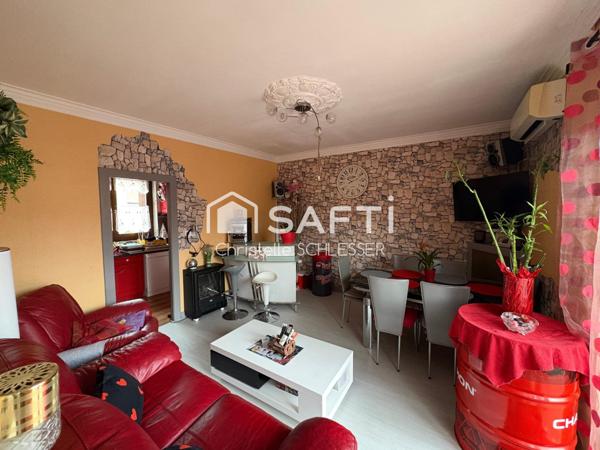 Jolie maison de cité bien entretenue avec trois chambres, grenier aménageable, garage et extérieur