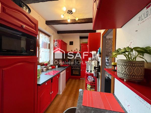 Jolie maison de cité bien entretenue avec trois chambres, grenier aménageable, garage et extérieur