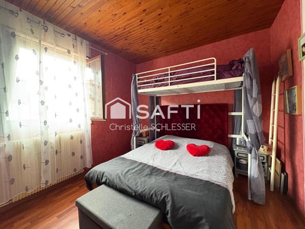 Jolie maison de cité bien entretenue avec trois chambres, grenier aménageable, garage et extérieur