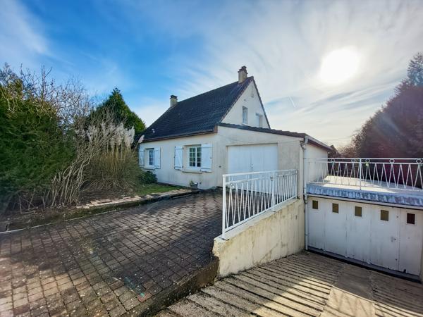 Morigny-Champigny (91150) Quartier LES MONCEAUX - Maison individuelle élevée sur sous-sol / garage / terrain 616 m2 / véranda