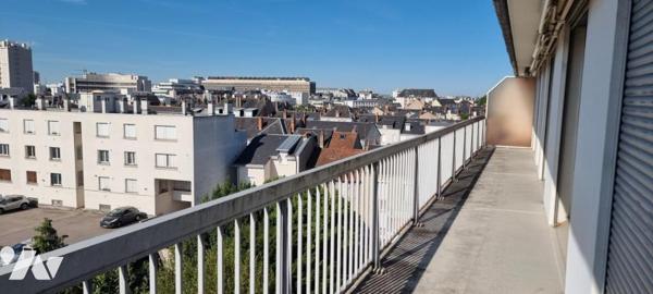 TOURS CENTRE – APPARTEMENT TRAVERSANT DE 134,54 M² AVEC BALCONS, GARAGE ET DEUX 