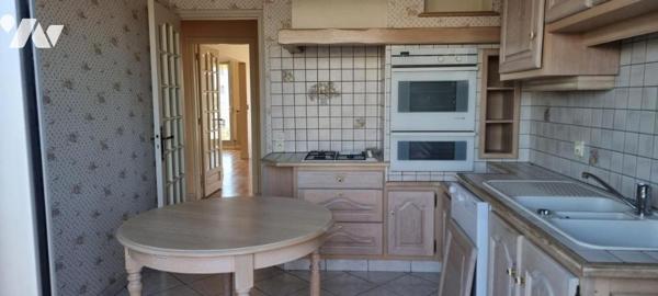 TOURS CENTRE – APPARTEMENT TRAVERSANT DE 134,54 M² AVEC BALCONS, GARAGE ET DEUX 