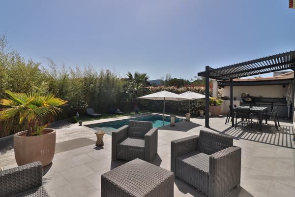 Villa contemporaine 4 chambres-Piscine-Secteur Eoures très recherché