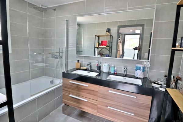 Villa contemporaine 4 chambres-Piscine-Secteur Eoures très recherché