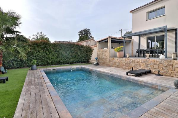 Villa contemporaine 4 chambres-Piscine-Secteur Eoures très recherché