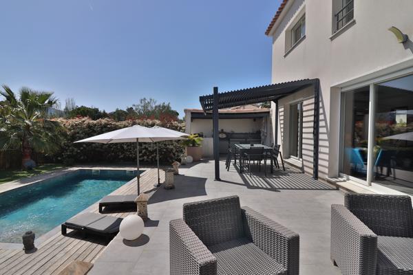 Villa contemporaine 4 chambres-Piscine-Secteur Eoures très recherché