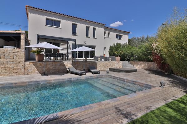 Villa contemporaine 4 chambres-Piscine-Secteur Eoures très recherché