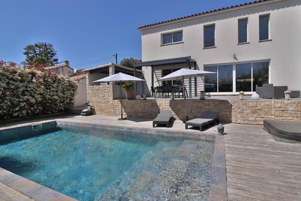 Villa contemporaine 4 chambres-Piscine-Secteur Eoures très recherché