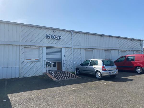 Local commercial (location d'un bureau individuel 300€/mois.)