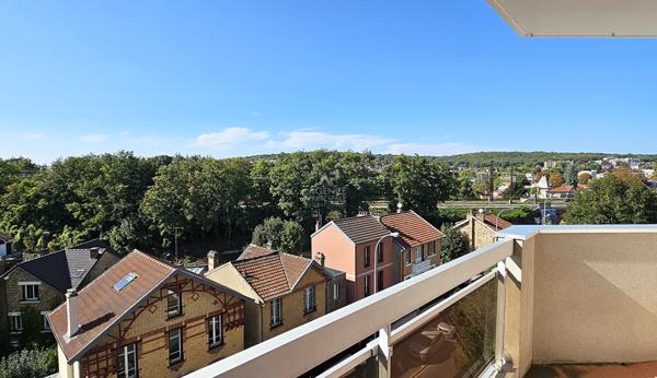 CHAVILLE - Rive Gauche - Appartement 3-4 pièces avec balcon, cave et box. €449 000 ** - Référence 677-C