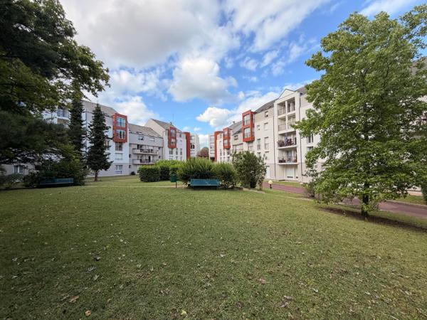 Appartement avec stationnement privatif.
