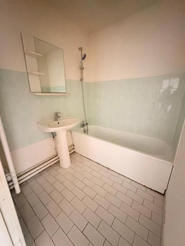 Appartement avec stationnement privatif.