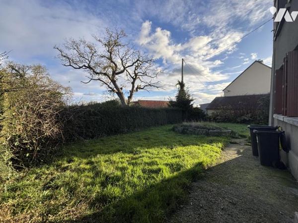 Maison à la campagne avec plusieurs dépendances et plus d’1 hectare de terrain. 