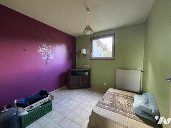 Maison à la campagne avec plusieurs dépendances et plus d’1 hectare de terrain. 