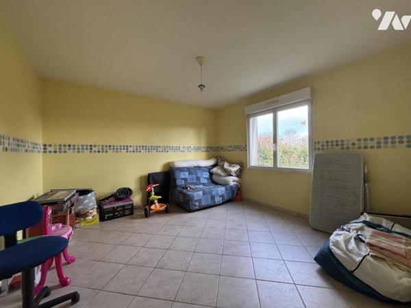 Maison à la campagne avec plusieurs dépendances et plus d’1 hectare de terrain. 