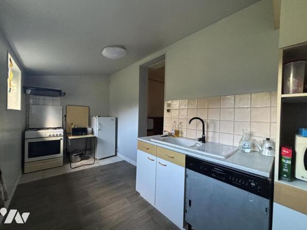 Maison à la campagne avec plusieurs dépendances et plus d’1 hectare de terrain. 