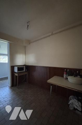 Maison à la campagne avec plusieurs dépendances et plus d’1 hectare de terrain. 