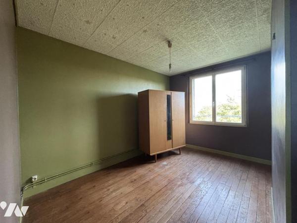 Maison à la campagne avec plusieurs dépendances et plus d’1 hectare de terrain. 