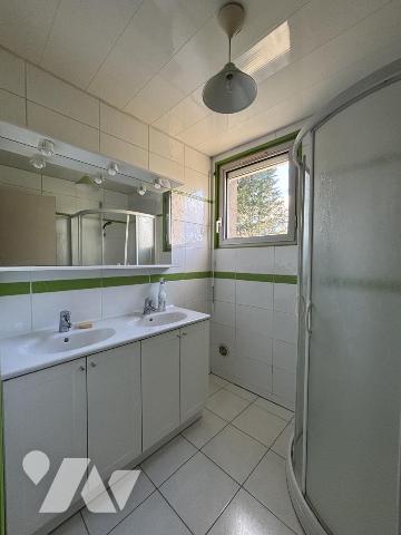 Maison à la campagne avec plusieurs dépendances et plus d’1 hectare de terrain. 