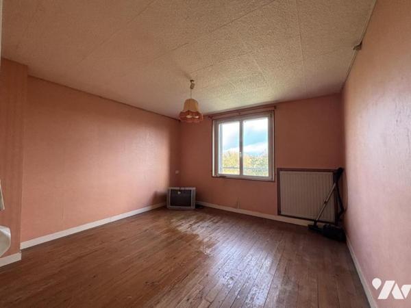 Maison à la campagne avec plusieurs dépendances et plus d’1 hectare de terrain. 