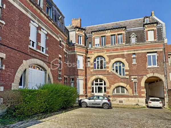Au cœur du très recherché quartier Henriville, à deux pas des commerces de la rue Saint-Fuscien, découvrez ce superbe loft de caractère, entièrement créé et rénové en 2021.

Dès l'entrée, un escalier privatif vous conduit vers un espace de vie exceptionnel où les volumes, la luminosité traversante Est/Ouest et la magnifique charpente apparente créent une atmosphère unique.

Développant 110 m² habitables (et plus de 130 m² au sol), cet appartement de type 4 séduira les amateurs de biens atypiques et de prestations de qualité.

La vaste pièce de vie de près de 65 m², baignée de lumière, accueille une cuisine ouverte entièrement aménagée et équipée. L'espace nuit comprend trois chambres, une élégante salle de bains avec baignoire et douche à l'italienne, un WC indépendant ainsi qu'un espace buanderie.

Entièrement repensé en 2021, ce loft bénéficie d'une excellente isolation, d'un chauffage électrique par radiateurs à inertie et d'un DPE classé C, garantissant un excellent confort au quotidien.

Autre avantage particulièrement recherché dans le quartier : une place de parking privative sécurisée au sein de la copropriété, un véritable privilège à Henriville.

Les points forts :
✓ Quartier Henriville, à proximité immédiate des commerces
✓ Loft entièrement créé et rénové en 2021
✓ 110 m² habitables (et plus de 130 m² au sol)
✓ Traversant Est/Ouest et très lumineux
✓ Superbe pièce de vie de près de 65 m² avec cuisine aménagée et équipée
✓ Trois chambres
✓ Salle de bains avec baignoire et douche à l'italienne
✓ WC indépendant et espace buanderie
✓ Chauffage électrique à inertie
✓ DPE C
✓ Place de parking privative
✓ Petite copropriété

Charges de copropriété : 220 € par mois.
Taxe foncière : 1 950 €.

Un bien rare alliant le charme de l'ancien, les volumes d'un loft et le confort d'une rénovation récente, au cœur du quartier le plus prisé d'Amiens.
Une visite s'impose !
.