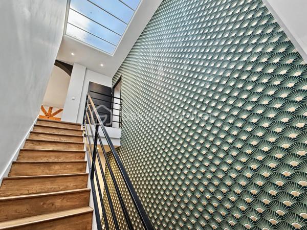 Au cœur du très recherché quartier Henriville, à deux pas des commerces de la rue Saint-Fuscien, découvrez ce superbe loft de caractère, entièrement créé et rénové en 2021.

Dès l'entrée, un escalier privatif vous conduit vers un espace de vie exceptionnel où les volumes, la luminosité traversante Est/Ouest et la magnifique charpente apparente créent une atmosphère unique.

Développant 110 m² habitables (et plus de 130 m² au sol), cet appartement de type 4 séduira les amateurs de biens atypiques et de prestations de qualité.

La vaste pièce de vie de près de 65 m², baignée de lumière, accueille une cuisine ouverte entièrement aménagée et équipée. L'espace nuit comprend trois chambres, une élégante salle de bains avec baignoire et douche à l'italienne, un WC indépendant ainsi qu'un espace buanderie.

Entièrement repensé en 2021, ce loft bénéficie d'une excellente isolation, d'un chauffage électrique par radiateurs à inertie et d'un DPE classé C, garantissant un excellent confort au quotidien.

Autre avantage particulièrement recherché dans le quartier : une place de parking privative sécurisée au sein de la copropriété, un véritable privilège à Henriville.

Les points forts :
✓ Quartier Henriville, à proximité immédiate des commerces
✓ Loft entièrement créé et rénové en 2021
✓ 110 m² habitables (et plus de 130 m² au sol)
✓ Traversant Est/Ouest et très lumineux
✓ Superbe pièce de vie de près de 65 m² avec cuisine aménagée et équipée
✓ Trois chambres
✓ Salle de bains avec baignoire et douche à l'italienne
✓ WC indépendant et espace buanderie
✓ Chauffage électrique à inertie
✓ DPE C
✓ Place de parking privative
✓ Petite copropriété

Charges de copropriété : 220 € par mois.
Taxe foncière : 1 950 €.

Un bien rare alliant le charme de l'ancien, les volumes d'un loft et le confort d'une rénovation récente, au cœur du quartier le plus prisé d'Amiens.
Une visite s'impose !
.