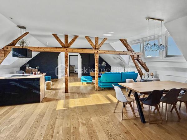 Au cœur du très recherché quartier Henriville, à deux pas des commerces de la rue Saint-Fuscien, découvrez ce superbe loft de caractère, entièrement créé et rénové en 2021.

Dès l'entrée, un escalier privatif vous conduit vers un espace de vie exceptionnel où les volumes, la luminosité traversante Est/Ouest et la magnifique charpente apparente créent une atmosphère unique.

Développant 110 m² habitables (et plus de 130 m² au sol), cet appartement de type 4 séduira les amateurs de biens atypiques et de prestations de qualité.

La vaste pièce de vie de près de 65 m², baignée de lumière, accueille une cuisine ouverte entièrement aménagée et équipée. L'espace nuit comprend trois chambres, une élégante salle de bains avec baignoire et douche à l'italienne, un WC indépendant ainsi qu'un espace buanderie.

Entièrement repensé en 2021, ce loft bénéficie d'une excellente isolation, d'un chauffage électrique par radiateurs à inertie et d'un DPE classé C, garantissant un excellent confort au quotidien.

Autre avantage particulièrement recherché dans le quartier : une place de parking privative sécurisée au sein de la copropriété, un véritable privilège à Henriville.

Les points forts :
✓ Quartier Henriville, à proximité immédiate des commerces
✓ Loft entièrement créé et rénové en 2021
✓ 110 m² habitables (et plus de 130 m² au sol)
✓ Traversant Est/Ouest et très lumineux
✓ Superbe pièce de vie de près de 65 m² avec cuisine aménagée et équipée
✓ Trois chambres
✓ Salle de bains avec baignoire et douche à l'italienne
✓ WC indépendant et espace buanderie
✓ Chauffage électrique à inertie
✓ DPE C
✓ Place de parking privative
✓ Petite copropriété

Charges de copropriété : 220 € par mois.
Taxe foncière : 1 950 €.

Un bien rare alliant le charme de l'ancien, les volumes d'un loft et le confort d'une rénovation récente, au cœur du quartier le plus prisé d'Amiens.
Une visite s'impose !
.