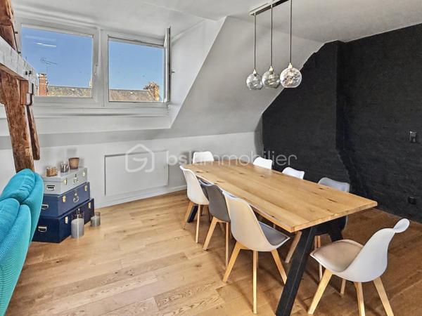 Au cœur du très recherché quartier Henriville, à deux pas des commerces de la rue Saint-Fuscien, découvrez ce superbe loft de caractère, entièrement créé et rénové en 2021.

Dès l'entrée, un escalier privatif vous conduit vers un espace de vie exceptionnel où les volumes, la luminosité traversante Est/Ouest et la magnifique charpente apparente créent une atmosphère unique.

Développant 110 m² habitables (et plus de 130 m² au sol), cet appartement de type 4 séduira les amateurs de biens atypiques et de prestations de qualité.

La vaste pièce de vie de près de 65 m², baignée de lumière, accueille une cuisine ouverte entièrement aménagée et équipée. L'espace nuit comprend trois chambres, une élégante salle de bains avec baignoire et douche à l'italienne, un WC indépendant ainsi qu'un espace buanderie.

Entièrement repensé en 2021, ce loft bénéficie d'une excellente isolation, d'un chauffage électrique par radiateurs à inertie et d'un DPE classé C, garantissant un excellent confort au quotidien.

Autre avantage particulièrement recherché dans le quartier : une place de parking privative sécurisée au sein de la copropriété, un véritable privilège à Henriville.

Les points forts :
✓ Quartier Henriville, à proximité immédiate des commerces
✓ Loft entièrement créé et rénové en 2021
✓ 110 m² habitables (et plus de 130 m² au sol)
✓ Traversant Est/Ouest et très lumineux
✓ Superbe pièce de vie de près de 65 m² avec cuisine aménagée et équipée
✓ Trois chambres
✓ Salle de bains avec baignoire et douche à l'italienne
✓ WC indépendant et espace buanderie
✓ Chauffage électrique à inertie
✓ DPE C
✓ Place de parking privative
✓ Petite copropriété

Charges de copropriété : 220 € par mois.
Taxe foncière : 1 950 €.

Un bien rare alliant le charme de l'ancien, les volumes d'un loft et le confort d'une rénovation récente, au cœur du quartier le plus prisé d'Amiens.
Une visite s'impose !
.