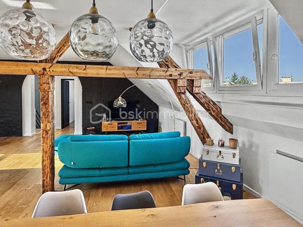 Au cœur du très recherché quartier Henriville, à deux pas des commerces de la rue Saint-Fuscien, découvrez ce superbe loft de caractère, entièrement créé et rénové en 2021.

Dès l'entrée, un escalier privatif vous conduit vers un espace de vie exceptionnel où les volumes, la luminosité traversante Est/Ouest et la magnifique charpente apparente créent une atmosphère unique.

Développant 110 m² habitables (et plus de 130 m² au sol), cet appartement de type 4 séduira les amateurs de biens atypiques et de prestations de qualité.

La vaste pièce de vie de près de 65 m², baignée de lumière, accueille une cuisine ouverte entièrement aménagée et équipée. L'espace nuit comprend trois chambres, une élégante salle de bains avec baignoire et douche à l'italienne, un WC indépendant ainsi qu'un espace buanderie.

Entièrement repensé en 2021, ce loft bénéficie d'une excellente isolation, d'un chauffage électrique par radiateurs à inertie et d'un DPE classé C, garantissant un excellent confort au quotidien.

Autre avantage particulièrement recherché dans le quartier : une place de parking privative sécurisée au sein de la copropriété, un véritable privilège à Henriville.

Les points forts :
✓ Quartier Henriville, à proximité immédiate des commerces
✓ Loft entièrement créé et rénové en 2021
✓ 110 m² habitables (et plus de 130 m² au sol)
✓ Traversant Est/Ouest et très lumineux
✓ Superbe pièce de vie de près de 65 m² avec cuisine aménagée et équipée
✓ Trois chambres
✓ Salle de bains avec baignoire et douche à l'italienne
✓ WC indépendant et espace buanderie
✓ Chauffage électrique à inertie
✓ DPE C
✓ Place de parking privative
✓ Petite copropriété

Charges de copropriété : 220 € par mois.
Taxe foncière : 1 950 €.

Un bien rare alliant le charme de l'ancien, les volumes d'un loft et le confort d'une rénovation récente, au cœur du quartier le plus prisé d'Amiens.
Une visite s'impose !
.