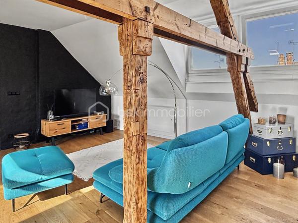 Au cœur du très recherché quartier Henriville, à deux pas des commerces de la rue Saint-Fuscien, découvrez ce superbe loft de caractère, entièrement créé et rénové en 2021.

Dès l'entrée, un escalier privatif vous conduit vers un espace de vie exceptionnel où les volumes, la luminosité traversante Est/Ouest et la magnifique charpente apparente créent une atmosphère unique.

Développant 110 m² habitables (et plus de 130 m² au sol), cet appartement de type 4 séduira les amateurs de biens atypiques et de prestations de qualité.

La vaste pièce de vie de près de 65 m², baignée de lumière, accueille une cuisine ouverte entièrement aménagée et équipée. L'espace nuit comprend trois chambres, une élégante salle de bains avec baignoire et douche à l'italienne, un WC indépendant ainsi qu'un espace buanderie.

Entièrement repensé en 2021, ce loft bénéficie d'une excellente isolation, d'un chauffage électrique par radiateurs à inertie et d'un DPE classé C, garantissant un excellent confort au quotidien.

Autre avantage particulièrement recherché dans le quartier : une place de parking privative sécurisée au sein de la copropriété, un véritable privilège à Henriville.

Les points forts :
✓ Quartier Henriville, à proximité immédiate des commerces
✓ Loft entièrement créé et rénové en 2021
✓ 110 m² habitables (et plus de 130 m² au sol)
✓ Traversant Est/Ouest et très lumineux
✓ Superbe pièce de vie de près de 65 m² avec cuisine aménagée et équipée
✓ Trois chambres
✓ Salle de bains avec baignoire et douche à l'italienne
✓ WC indépendant et espace buanderie
✓ Chauffage électrique à inertie
✓ DPE C
✓ Place de parking privative
✓ Petite copropriété

Charges de copropriété : 220 € par mois.
Taxe foncière : 1 950 €.

Un bien rare alliant le charme de l'ancien, les volumes d'un loft et le confort d'une rénovation récente, au cœur du quartier le plus prisé d'Amiens.
Une visite s'impose !
.