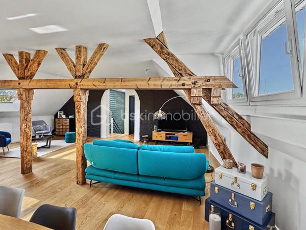 Au cœur du très recherché quartier Henriville, à deux pas des commerces de la rue Saint-Fuscien, découvrez ce superbe loft de caractère, entièrement créé et rénové en 2021.

Dès l'entrée, un escalier privatif vous conduit vers un espace de vie exceptionnel où les volumes, la luminosité traversante Est/Ouest et la magnifique charpente apparente créent une atmosphère unique.

Développant 110 m² habitables (et plus de 130 m² au sol), cet appartement de type 4 séduira les amateurs de biens atypiques et de prestations de qualité.

La vaste pièce de vie de près de 65 m², baignée de lumière, accueille une cuisine ouverte entièrement aménagée et équipée. L'espace nuit comprend trois chambres, une élégante salle de bains avec baignoire et douche à l'italienne, un WC indépendant ainsi qu'un espace buanderie.

Entièrement repensé en 2021, ce loft bénéficie d'une excellente isolation, d'un chauffage électrique par radiateurs à inertie et d'un DPE classé C, garantissant un excellent confort au quotidien.

Autre avantage particulièrement recherché dans le quartier : une place de parking privative sécurisée au sein de la copropriété, un véritable privilège à Henriville.

Les points forts :
✓ Quartier Henriville, à proximité immédiate des commerces
✓ Loft entièrement créé et rénové en 2021
✓ 110 m² habitables (et plus de 130 m² au sol)
✓ Traversant Est/Ouest et très lumineux
✓ Superbe pièce de vie de près de 65 m² avec cuisine aménagée et équipée
✓ Trois chambres
✓ Salle de bains avec baignoire et douche à l'italienne
✓ WC indépendant et espace buanderie
✓ Chauffage électrique à inertie
✓ DPE C
✓ Place de parking privative
✓ Petite copropriété

Charges de copropriété : 220 € par mois.
Taxe foncière : 1 950 €.

Un bien rare alliant le charme de l'ancien, les volumes d'un loft et le confort d'une rénovation récente, au cœur du quartier le plus prisé d'Amiens.
Une visite s'impose !
.