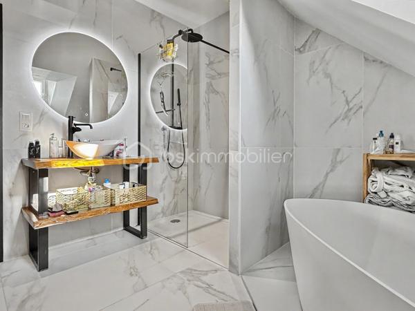 Au cœur du très recherché quartier Henriville, à deux pas des commerces de la rue Saint-Fuscien, découvrez ce superbe loft de caractère, entièrement créé et rénové en 2021.

Dès l'entrée, un escalier privatif vous conduit vers un espace de vie exceptionnel où les volumes, la luminosité traversante Est/Ouest et la magnifique charpente apparente créent une atmosphère unique.

Développant 110 m² habitables (et plus de 130 m² au sol), cet appartement de type 4 séduira les amateurs de biens atypiques et de prestations de qualité.

La vaste pièce de vie de près de 65 m², baignée de lumière, accueille une cuisine ouverte entièrement aménagée et équipée. L'espace nuit comprend trois chambres, une élégante salle de bains avec baignoire et douche à l'italienne, un WC indépendant ainsi qu'un espace buanderie.

Entièrement repensé en 2021, ce loft bénéficie d'une excellente isolation, d'un chauffage électrique par radiateurs à inertie et d'un DPE classé C, garantissant un excellent confort au quotidien.

Autre avantage particulièrement recherché dans le quartier : une place de parking privative sécurisée au sein de la copropriété, un véritable privilège à Henriville.

Les points forts :
✓ Quartier Henriville, à proximité immédiate des commerces
✓ Loft entièrement créé et rénové en 2021
✓ 110 m² habitables (et plus de 130 m² au sol)
✓ Traversant Est/Ouest et très lumineux
✓ Superbe pièce de vie de près de 65 m² avec cuisine aménagée et équipée
✓ Trois chambres
✓ Salle de bains avec baignoire et douche à l'italienne
✓ WC indépendant et espace buanderie
✓ Chauffage électrique à inertie
✓ DPE C
✓ Place de parking privative
✓ Petite copropriété

Charges de copropriété : 220 € par mois.
Taxe foncière : 1 950 €.

Un bien rare alliant le charme de l'ancien, les volumes d'un loft et le confort d'une rénovation récente, au cœur du quartier le plus prisé d'Amiens.
Une visite s'impose !
.
