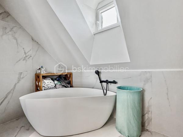 Au cœur du très recherché quartier Henriville, à deux pas des commerces de la rue Saint-Fuscien, découvrez ce superbe loft de caractère, entièrement créé et rénové en 2021.

Dès l'entrée, un escalier privatif vous conduit vers un espace de vie exceptionnel où les volumes, la luminosité traversante Est/Ouest et la magnifique charpente apparente créent une atmosphère unique.

Développant 110 m² habitables (et plus de 130 m² au sol), cet appartement de type 4 séduira les amateurs de biens atypiques et de prestations de qualité.

La vaste pièce de vie de près de 65 m², baignée de lumière, accueille une cuisine ouverte entièrement aménagée et équipée. L'espace nuit comprend trois chambres, une élégante salle de bains avec baignoire et douche à l'italienne, un WC indépendant ainsi qu'un espace buanderie.

Entièrement repensé en 2021, ce loft bénéficie d'une excellente isolation, d'un chauffage électrique par radiateurs à inertie et d'un DPE classé C, garantissant un excellent confort au quotidien.

Autre avantage particulièrement recherché dans le quartier : une place de parking privative sécurisée au sein de la copropriété, un véritable privilège à Henriville.

Les points forts :
✓ Quartier Henriville, à proximité immédiate des commerces
✓ Loft entièrement créé et rénové en 2021
✓ 110 m² habitables (et plus de 130 m² au sol)
✓ Traversant Est/Ouest et très lumineux
✓ Superbe pièce de vie de près de 65 m² avec cuisine aménagée et équipée
✓ Trois chambres
✓ Salle de bains avec baignoire et douche à l'italienne
✓ WC indépendant et espace buanderie
✓ Chauffage électrique à inertie
✓ DPE C
✓ Place de parking privative
✓ Petite copropriété

Charges de copropriété : 220 € par mois.
Taxe foncière : 1 950 €.

Un bien rare alliant le charme de l'ancien, les volumes d'un loft et le confort d'une rénovation récente, au cœur du quartier le plus prisé d'Amiens.
Une visite s'impose !
.