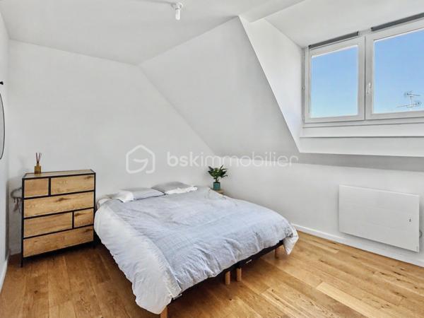 Au cœur du très recherché quartier Henriville, à deux pas des commerces de la rue Saint-Fuscien, découvrez ce superbe loft de caractère, entièrement créé et rénové en 2021.

Dès l'entrée, un escalier privatif vous conduit vers un espace de vie exceptionnel où les volumes, la luminosité traversante Est/Ouest et la magnifique charpente apparente créent une atmosphère unique.

Développant 110 m² habitables (et plus de 130 m² au sol), cet appartement de type 4 séduira les amateurs de biens atypiques et de prestations de qualité.

La vaste pièce de vie de près de 65 m², baignée de lumière, accueille une cuisine ouverte entièrement aménagée et équipée. L'espace nuit comprend trois chambres, une élégante salle de bains avec baignoire et douche à l'italienne, un WC indépendant ainsi qu'un espace buanderie.

Entièrement repensé en 2021, ce loft bénéficie d'une excellente isolation, d'un chauffage électrique par radiateurs à inertie et d'un DPE classé C, garantissant un excellent confort au quotidien.

Autre avantage particulièrement recherché dans le quartier : une place de parking privative sécurisée au sein de la copropriété, un véritable privilège à Henriville.

Les points forts :
✓ Quartier Henriville, à proximité immédiate des commerces
✓ Loft entièrement créé et rénové en 2021
✓ 110 m² habitables (et plus de 130 m² au sol)
✓ Traversant Est/Ouest et très lumineux
✓ Superbe pièce de vie de près de 65 m² avec cuisine aménagée et équipée
✓ Trois chambres
✓ Salle de bains avec baignoire et douche à l'italienne
✓ WC indépendant et espace buanderie
✓ Chauffage électrique à inertie
✓ DPE C
✓ Place de parking privative
✓ Petite copropriété

Charges de copropriété : 220 € par mois.
Taxe foncière : 1 950 €.

Un bien rare alliant le charme de l'ancien, les volumes d'un loft et le confort d'une rénovation récente, au cœur du quartier le plus prisé d'Amiens.
Une visite s'impose !
.