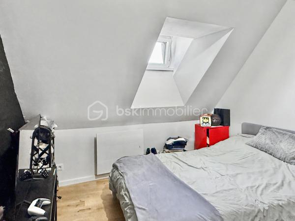 Au cœur du très recherché quartier Henriville, à deux pas des commerces de la rue Saint-Fuscien, découvrez ce superbe loft de caractère, entièrement créé et rénové en 2021.

Dès l'entrée, un escalier privatif vous conduit vers un espace de vie exceptionnel où les volumes, la luminosité traversante Est/Ouest et la magnifique charpente apparente créent une atmosphère unique.

Développant 110 m² habitables (et plus de 130 m² au sol), cet appartement de type 4 séduira les amateurs de biens atypiques et de prestations de qualité.

La vaste pièce de vie de près de 65 m², baignée de lumière, accueille une cuisine ouverte entièrement aménagée et équipée. L'espace nuit comprend trois chambres, une élégante salle de bains avec baignoire et douche à l'italienne, un WC indépendant ainsi qu'un espace buanderie.

Entièrement repensé en 2021, ce loft bénéficie d'une excellente isolation, d'un chauffage électrique par radiateurs à inertie et d'un DPE classé C, garantissant un excellent confort au quotidien.

Autre avantage particulièrement recherché dans le quartier : une place de parking privative sécurisée au sein de la copropriété, un véritable privilège à Henriville.

Les points forts :
✓ Quartier Henriville, à proximité immédiate des commerces
✓ Loft entièrement créé et rénové en 2021
✓ 110 m² habitables (et plus de 130 m² au sol)
✓ Traversant Est/Ouest et très lumineux
✓ Superbe pièce de vie de près de 65 m² avec cuisine aménagée et équipée
✓ Trois chambres
✓ Salle de bains avec baignoire et douche à l'italienne
✓ WC indépendant et espace buanderie
✓ Chauffage électrique à inertie
✓ DPE C
✓ Place de parking privative
✓ Petite copropriété

Charges de copropriété : 220 € par mois.
Taxe foncière : 1 950 €.

Un bien rare alliant le charme de l'ancien, les volumes d'un loft et le confort d'une rénovation récente, au cœur du quartier le plus prisé d'Amiens.
Une visite s'impose !
.
