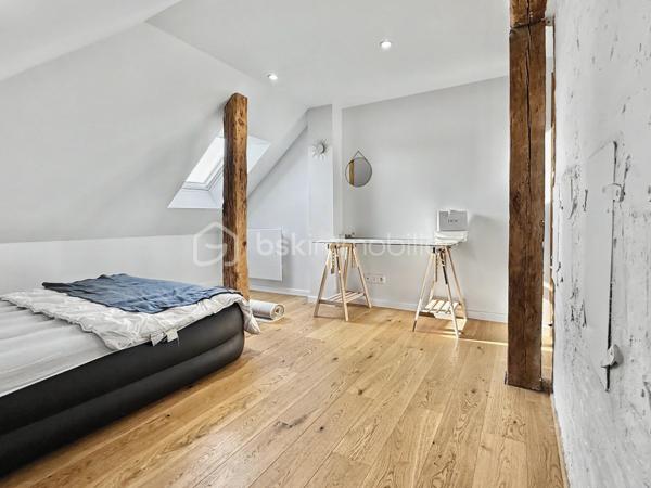 Au cœur du très recherché quartier Henriville, à deux pas des commerces de la rue Saint-Fuscien, découvrez ce superbe loft de caractère, entièrement créé et rénové en 2021.

Dès l'entrée, un escalier privatif vous conduit vers un espace de vie exceptionnel où les volumes, la luminosité traversante Est/Ouest et la magnifique charpente apparente créent une atmosphère unique.

Développant 110 m² habitables (et plus de 130 m² au sol), cet appartement de type 4 séduira les amateurs de biens atypiques et de prestations de qualité.

La vaste pièce de vie de près de 65 m², baignée de lumière, accueille une cuisine ouverte entièrement aménagée et équipée. L'espace nuit comprend trois chambres, une élégante salle de bains avec baignoire et douche à l'italienne, un WC indépendant ainsi qu'un espace buanderie.

Entièrement repensé en 2021, ce loft bénéficie d'une excellente isolation, d'un chauffage électrique par radiateurs à inertie et d'un DPE classé C, garantissant un excellent confort au quotidien.

Autre avantage particulièrement recherché dans le quartier : une place de parking privative sécurisée au sein de la copropriété, un véritable privilège à Henriville.

Les points forts :
✓ Quartier Henriville, à proximité immédiate des commerces
✓ Loft entièrement créé et rénové en 2021
✓ 110 m² habitables (et plus de 130 m² au sol)
✓ Traversant Est/Ouest et très lumineux
✓ Superbe pièce de vie de près de 65 m² avec cuisine aménagée et équipée
✓ Trois chambres
✓ Salle de bains avec baignoire et douche à l'italienne
✓ WC indépendant et espace buanderie
✓ Chauffage électrique à inertie
✓ DPE C
✓ Place de parking privative
✓ Petite copropriété

Charges de copropriété : 220 € par mois.
Taxe foncière : 1 950 €.

Un bien rare alliant le charme de l'ancien, les volumes d'un loft et le confort d'une rénovation récente, au cœur du quartier le plus prisé d'Amiens.
Une visite s'impose !
.