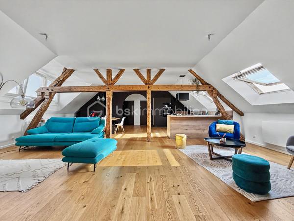 Au cœur du très recherché quartier Henriville, à deux pas des commerces de la rue Saint-Fuscien, découvrez ce superbe loft de caractère, entièrement créé et rénové en 2021.

Dès l'entrée, un escalier privatif vous conduit vers un espace de vie exceptionnel où les volumes, la luminosité traversante Est/Ouest et la magnifique charpente apparente créent une atmosphère unique.

Développant 110 m² habitables (et plus de 130 m² au sol), cet appartement de type 4 séduira les amateurs de biens atypiques et de prestations de qualité.

La vaste pièce de vie de près de 65 m², baignée de lumière, accueille une cuisine ouverte entièrement aménagée et équipée. L'espace nuit comprend trois chambres, une élégante salle de bains avec baignoire et douche à l'italienne, un WC indépendant ainsi qu'un espace buanderie.

Entièrement repensé en 2021, ce loft bénéficie d'une excellente isolation, d'un chauffage électrique par radiateurs à inertie et d'un DPE classé C, garantissant un excellent confort au quotidien.

Autre avantage particulièrement recherché dans le quartier : une place de parking privative sécurisée au sein de la copropriété, un véritable privilège à Henriville.

Les points forts :
✓ Quartier Henriville, à proximité immédiate des commerces
✓ Loft entièrement créé et rénové en 2021
✓ 110 m² habitables (et plus de 130 m² au sol)
✓ Traversant Est/Ouest et très lumineux
✓ Superbe pièce de vie de près de 65 m² avec cuisine aménagée et équipée
✓ Trois chambres
✓ Salle de bains avec baignoire et douche à l'italienne
✓ WC indépendant et espace buanderie
✓ Chauffage électrique à inertie
✓ DPE C
✓ Place de parking privative
✓ Petite copropriété

Charges de copropriété : 220 € par mois.
Taxe foncière : 1 950 €.

Un bien rare alliant le charme de l'ancien, les volumes d'un loft et le confort d'une rénovation récente, au cœur du quartier le plus prisé d'Amiens.
Une visite s'impose !
.
