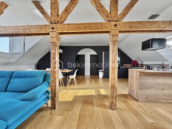 Au cœur du très recherché quartier Henriville, à deux pas des commerces de la rue Saint-Fuscien, découvrez ce superbe loft de caractère, entièrement créé et rénové en 2021.

Dès l'entrée, un escalier privatif vous conduit vers un espace de vie exceptionnel où les volumes, la luminosité traversante Est/Ouest et la magnifique charpente apparente créent une atmosphère unique.

Développant 110 m² habitables (et plus de 130 m² au sol), cet appartement de type 4 séduira les amateurs de biens atypiques et de prestations de qualité.

La vaste pièce de vie de près de 65 m², baignée de lumière, accueille une cuisine ouverte entièrement aménagée et équipée. L'espace nuit comprend trois chambres, une élégante salle de bains avec baignoire et douche à l'italienne, un WC indépendant ainsi qu'un espace buanderie.

Entièrement repensé en 2021, ce loft bénéficie d'une excellente isolation, d'un chauffage électrique par radiateurs à inertie et d'un DPE classé C, garantissant un excellent confort au quotidien.

Autre avantage particulièrement recherché dans le quartier : une place de parking privative sécurisée au sein de la copropriété, un véritable privilège à Henriville.

Les points forts :
✓ Quartier Henriville, à proximité immédiate des commerces
✓ Loft entièrement créé et rénové en 2021
✓ 110 m² habitables (et plus de 130 m² au sol)
✓ Traversant Est/Ouest et très lumineux
✓ Superbe pièce de vie de près de 65 m² avec cuisine aménagée et équipée
✓ Trois chambres
✓ Salle de bains avec baignoire et douche à l'italienne
✓ WC indépendant et espace buanderie
✓ Chauffage électrique à inertie
✓ DPE C
✓ Place de parking privative
✓ Petite copropriété

Charges de copropriété : 220 € par mois.
Taxe foncière : 1 950 €.

Un bien rare alliant le charme de l'ancien, les volumes d'un loft et le confort d'une rénovation récente, au cœur du quartier le plus prisé d'Amiens.
Une visite s'impose !
.