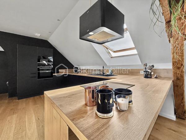 Au cœur du très recherché quartier Henriville, à deux pas des commerces de la rue Saint-Fuscien, découvrez ce superbe loft de caractère, entièrement créé et rénové en 2021.

Dès l'entrée, un escalier privatif vous conduit vers un espace de vie exceptionnel où les volumes, la luminosité traversante Est/Ouest et la magnifique charpente apparente créent une atmosphère unique.

Développant 110 m² habitables (et plus de 130 m² au sol), cet appartement de type 4 séduira les amateurs de biens atypiques et de prestations de qualité.

La vaste pièce de vie de près de 65 m², baignée de lumière, accueille une cuisine ouverte entièrement aménagée et équipée. L'espace nuit comprend trois chambres, une élégante salle de bains avec baignoire et douche à l'italienne, un WC indépendant ainsi qu'un espace buanderie.

Entièrement repensé en 2021, ce loft bénéficie d'une excellente isolation, d'un chauffage électrique par radiateurs à inertie et d'un DPE classé C, garantissant un excellent confort au quotidien.

Autre avantage particulièrement recherché dans le quartier : une place de parking privative sécurisée au sein de la copropriété, un véritable privilège à Henriville.

Les points forts :
✓ Quartier Henriville, à proximité immédiate des commerces
✓ Loft entièrement créé et rénové en 2021
✓ 110 m² habitables (et plus de 130 m² au sol)
✓ Traversant Est/Ouest et très lumineux
✓ Superbe pièce de vie de près de 65 m² avec cuisine aménagée et équipée
✓ Trois chambres
✓ Salle de bains avec baignoire et douche à l'italienne
✓ WC indépendant et espace buanderie
✓ Chauffage électrique à inertie
✓ DPE C
✓ Place de parking privative
✓ Petite copropriété

Charges de copropriété : 220 € par mois.
Taxe foncière : 1 950 €.

Un bien rare alliant le charme de l'ancien, les volumes d'un loft et le confort d'une rénovation récente, au cœur du quartier le plus prisé d'Amiens.
Une visite s'impose !
.