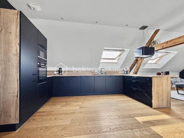 Au cœur du très recherché quartier Henriville, à deux pas des commerces de la rue Saint-Fuscien, découvrez ce superbe loft de caractère, entièrement créé et rénové en 2021.

Dès l'entrée, un escalier privatif vous conduit vers un espace de vie exceptionnel où les volumes, la luminosité traversante Est/Ouest et la magnifique charpente apparente créent une atmosphère unique.

Développant 110 m² habitables (et plus de 130 m² au sol), cet appartement de type 4 séduira les amateurs de biens atypiques et de prestations de qualité.

La vaste pièce de vie de près de 65 m², baignée de lumière, accueille une cuisine ouverte entièrement aménagée et équipée. L'espace nuit comprend trois chambres, une élégante salle de bains avec baignoire et douche à l'italienne, un WC indépendant ainsi qu'un espace buanderie.

Entièrement repensé en 2021, ce loft bénéficie d'une excellente isolation, d'un chauffage électrique par radiateurs à inertie et d'un DPE classé C, garantissant un excellent confort au quotidien.

Autre avantage particulièrement recherché dans le quartier : une place de parking privative sécurisée au sein de la copropriété, un véritable privilège à Henriville.

Les points forts :
✓ Quartier Henriville, à proximité immédiate des commerces
✓ Loft entièrement créé et rénové en 2021
✓ 110 m² habitables (et plus de 130 m² au sol)
✓ Traversant Est/Ouest et très lumineux
✓ Superbe pièce de vie de près de 65 m² avec cuisine aménagée et équipée
✓ Trois chambres
✓ Salle de bains avec baignoire et douche à l'italienne
✓ WC indépendant et espace buanderie
✓ Chauffage électrique à inertie
✓ DPE C
✓ Place de parking privative
✓ Petite copropriété

Charges de copropriété : 220 € par mois.
Taxe foncière : 1 950 €.

Un bien rare alliant le charme de l'ancien, les volumes d'un loft et le confort d'une rénovation récente, au cœur du quartier le plus prisé d'Amiens.
Une visite s'impose !
.