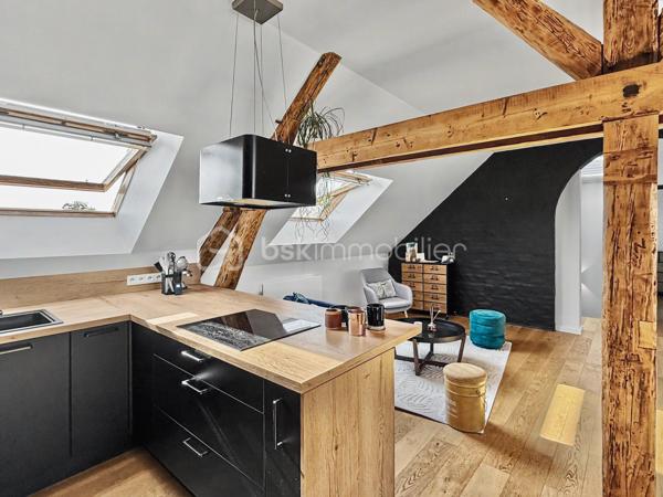 Au cœur du très recherché quartier Henriville, à deux pas des commerces de la rue Saint-Fuscien, découvrez ce superbe loft de caractère, entièrement créé et rénové en 2021.

Dès l'entrée, un escalier privatif vous conduit vers un espace de vie exceptionnel où les volumes, la luminosité traversante Est/Ouest et la magnifique charpente apparente créent une atmosphère unique.

Développant 110 m² habitables (et plus de 130 m² au sol), cet appartement de type 4 séduira les amateurs de biens atypiques et de prestations de qualité.

La vaste pièce de vie de près de 65 m², baignée de lumière, accueille une cuisine ouverte entièrement aménagée et équipée. L'espace nuit comprend trois chambres, une élégante salle de bains avec baignoire et douche à l'italienne, un WC indépendant ainsi qu'un espace buanderie.

Entièrement repensé en 2021, ce loft bénéficie d'une excellente isolation, d'un chauffage électrique par radiateurs à inertie et d'un DPE classé C, garantissant un excellent confort au quotidien.

Autre avantage particulièrement recherché dans le quartier : une place de parking privative sécurisée au sein de la copropriété, un véritable privilège à Henriville.

Les points forts :
✓ Quartier Henriville, à proximité immédiate des commerces
✓ Loft entièrement créé et rénové en 2021
✓ 110 m² habitables (et plus de 130 m² au sol)
✓ Traversant Est/Ouest et très lumineux
✓ Superbe pièce de vie de près de 65 m² avec cuisine aménagée et équipée
✓ Trois chambres
✓ Salle de bains avec baignoire et douche à l'italienne
✓ WC indépendant et espace buanderie
✓ Chauffage électrique à inertie
✓ DPE C
✓ Place de parking privative
✓ Petite copropriété

Charges de copropriété : 220 € par mois.
Taxe foncière : 1 950 €.

Un bien rare alliant le charme de l'ancien, les volumes d'un loft et le confort d'une rénovation récente, au cœur du quartier le plus prisé d'Amiens.
Une visite s'impose !
.
